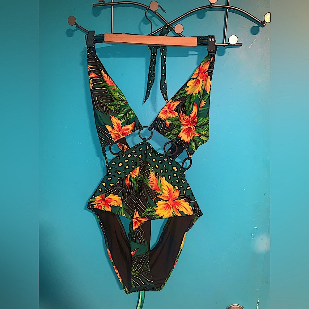 BRAND NEW ONE PIECE FLORAL SWIMSUIT WITH WOODEN RINGS - Picture 10 of 13